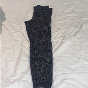 Athleta salutation stash pocket leggings